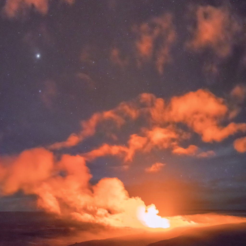 Aktiver Vulkan bei Nacht